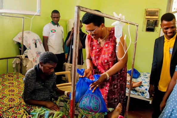 Uwahoze ari umtambukanyi w'umukuru w'igihugu Denise Nkurunziza, akaba ari nawe arongoye ishengero "Eglise du Rocher" mu Burundi mu gikorwa co gutanga imfashanyo ku barwayi barwariye mu bitaro Prince Regent charles