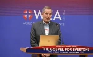 Brad Smith, umuyobozi ajejwe ibikorwa vy’uguhuza mu mashirahamwe muri World Evangelical Alliance(WEA), yashikirije amakuru yerekeye igitigiri c’abitavye inama hamwe n’ivyerekeye uko amashirahamwe akora, mu gihe yariko atanga ikiganiro ku bamenyeshamakuru mw’Inama nkuru ya WEA yabereye i Séoul, muri Koreya y’Epfo, ku wa 28 Gitugutu 2025.
(Isoko: Christian Daily International)