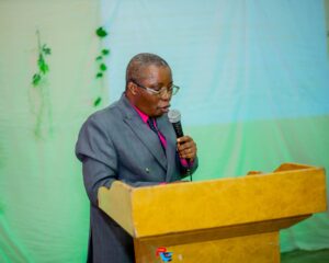 Recteur de l'université Espoir d'Afrique, photo prise par la Radio voix d'Espoir